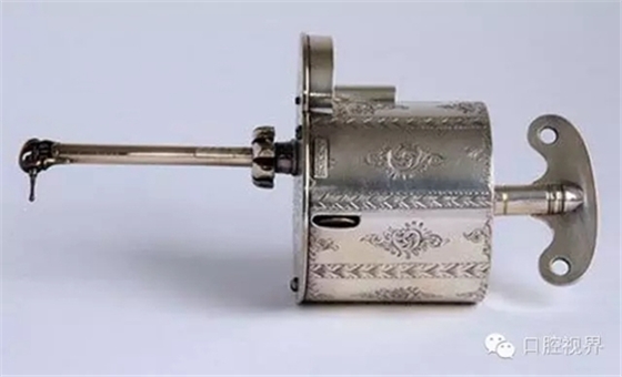 以前牙醫(yī)是怎樣虐待人們牙齒的？ 看完了就知道現(xiàn)在看牙多舒適了！